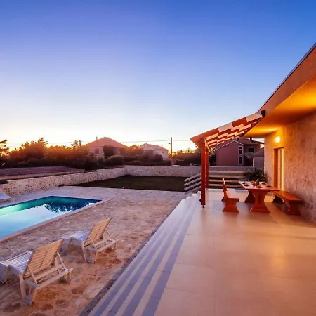 Ana Dreams - By Ta Leut Agency *